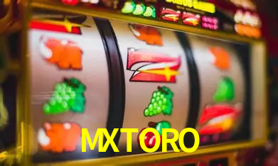 Una escena digital vívida inspirada en casino con MXTORO mostrado prominentemente, luces brillantes, fichas, cartas y acentos dorados.